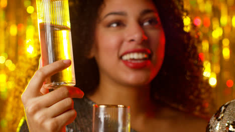 Nahaufnahme-Von-Zwei-Frauen-In-Einem-Nachtclub-Oder-Einer-Bar,-Die-Den-Alkoholkonsum-Mit-Funkelnden-Lichtern-Feiern-1
